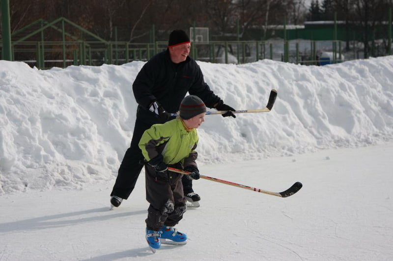 Папа и сын играют в хоккей
