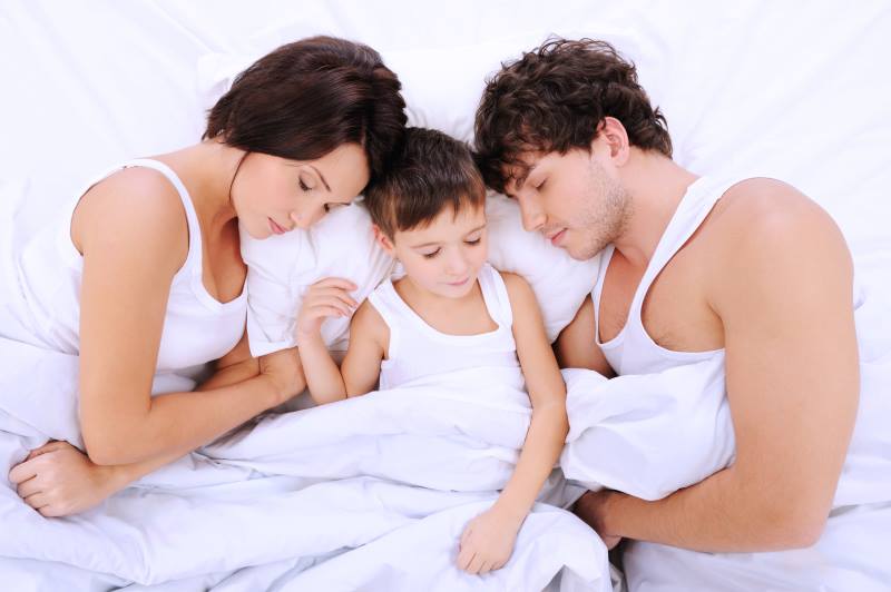 Ребенок спит с родителями