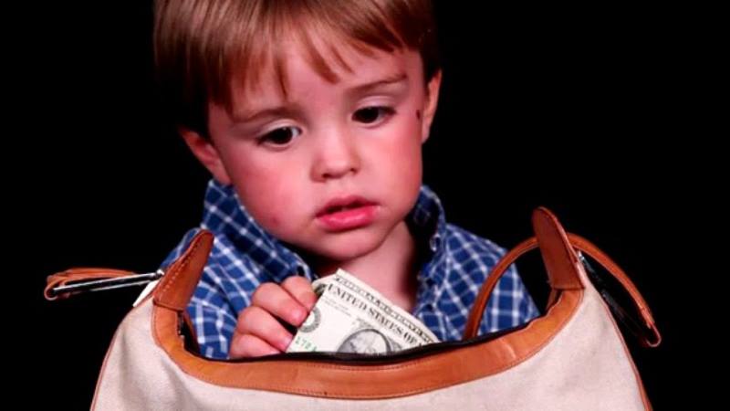 Ребенок ворует деньги