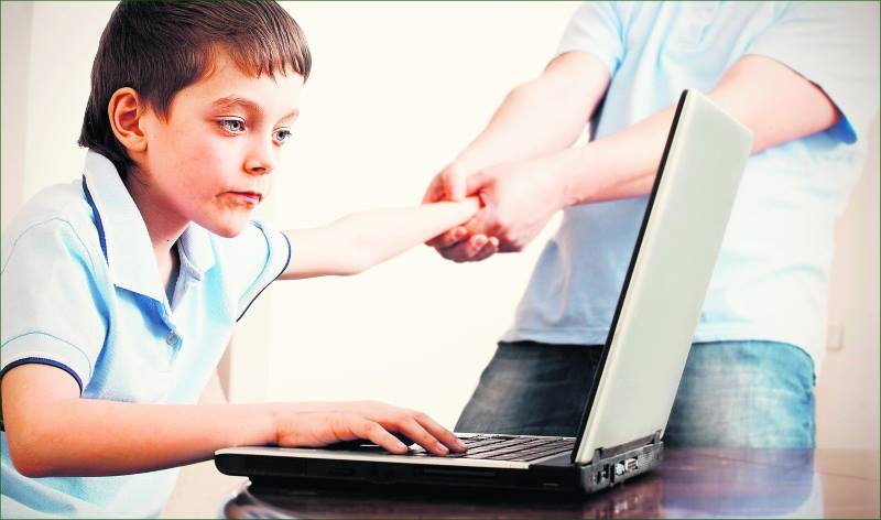 Папа тянет ребенка за руку от компьютера