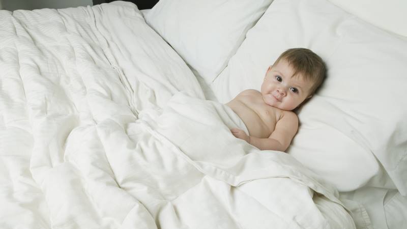 Ребенок в кровати родителей