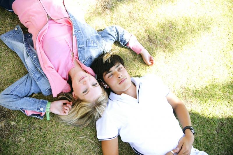 Подростки лежат на траве