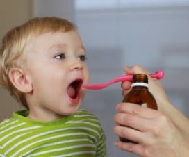 Ребенок принимает лекарство